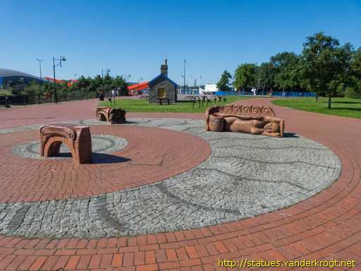 Cardiff - Caerdydd /  Beastie Benches - Meinciau Bwystfilod