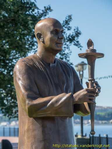 Cardiff - Caerdydd /  World Harmony Peace Statue - Cerflun Heddwch ar gyfer Tangnefedd y Byd