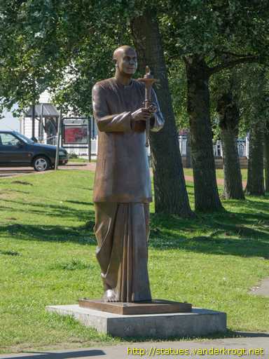 Cardiff - Caerdydd /  World Harmony Peace Statue - Cerflun Heddwch ar gyfer Tangnefedd y Byd