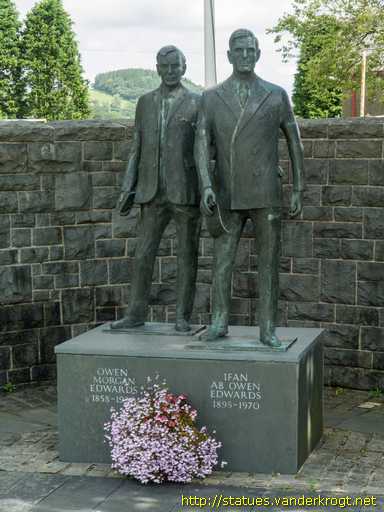 Llanuwchllyn /  Owen Morgan Edwards and Ifan ab Owen Edwards