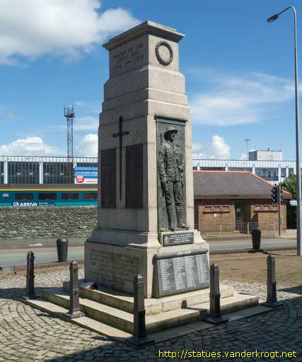 Holyhead - Caergybi /  World War I Memorial - Cofeb rhyfel byd cyntaf