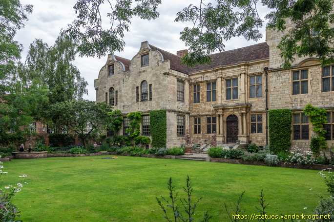 York /  Classical statues