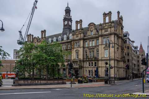 Leeds /  Statues at the General Post Office