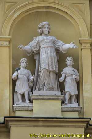 Zagreb /  Kip s fasade Muzeja za umjetnost i obrt