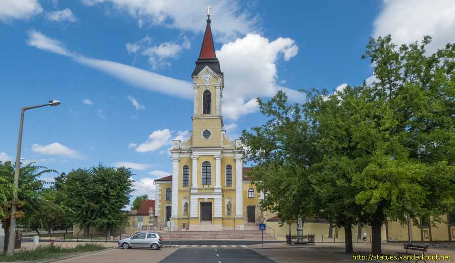 Mór /  Kapucinus Templom épületszobra