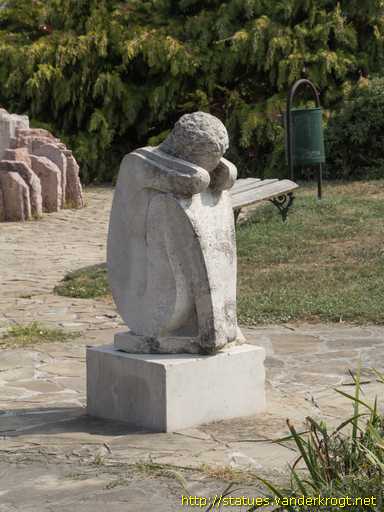 Lábatlan /  Guggoló lány