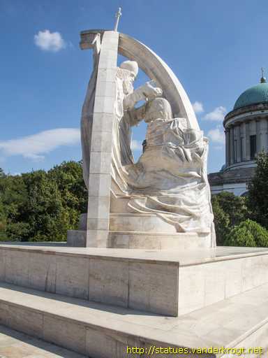 Esztergom /  Szent István megkoronázásának szobra