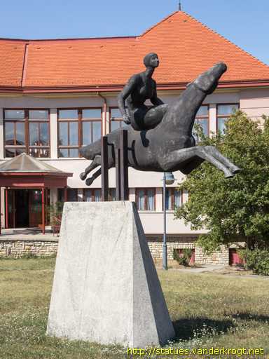 Esztergom /  Lovagló lány
