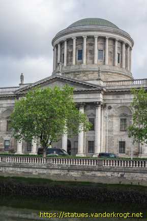 Dublin - Baile Átha Cliath / Statues at the Four Courts