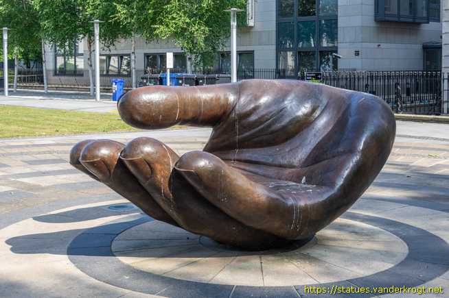 Dublin - Baile Átha Cliath /  The Wishing Hand