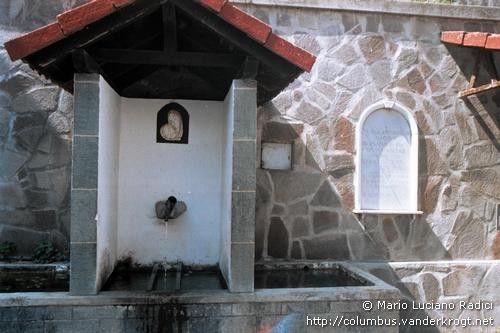 Fontanarossa (Piacenza) /  Lapide sulla casa natale di madre di Colombo