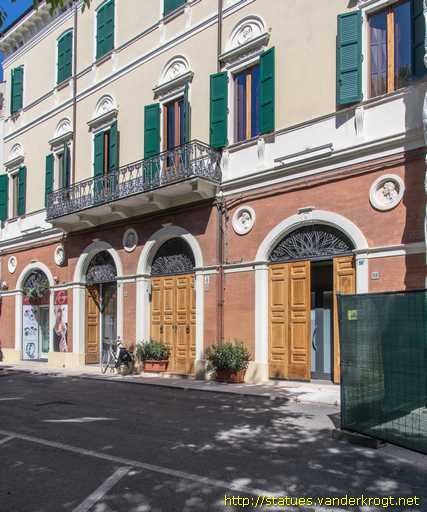Mirandola /  Medaglioni ritratto di illustri italiani