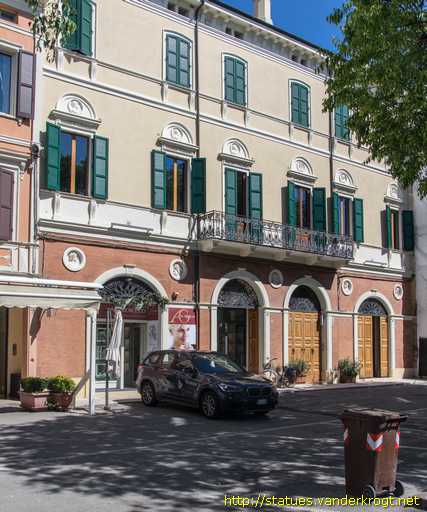 Mirandola /  Medaglioni ritratto di illustri italiani