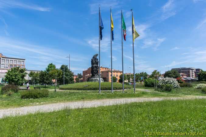 Modena /  Monumento a Enzo Ferrari