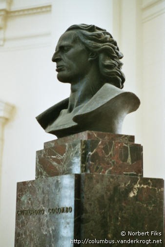 Genova /  Busto di Cristoforo Colombo nel Stazione Marittima