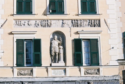 Genova /  Statua di Cristoforo Colombo in Via Gramsci