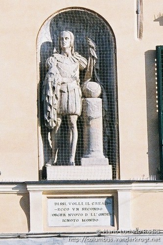 Genova /  Statua di Cristoforo Colombo in Via Gramsci