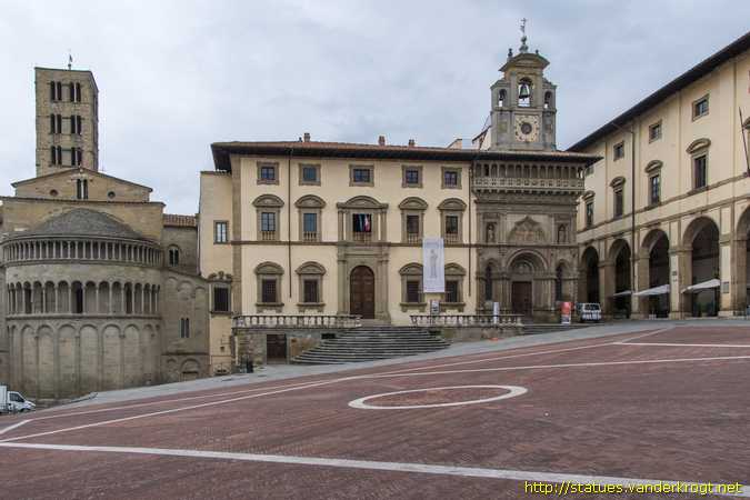 Arezzo /  Sculture alla facciata del Palazzo della Fraternita dei Laici