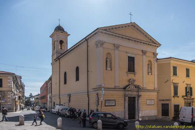 Carrara /  Statue dei Santi alla Chiesa del Carmine