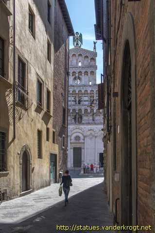 Lucca /  San Michele e 35 protomi di figure storiche