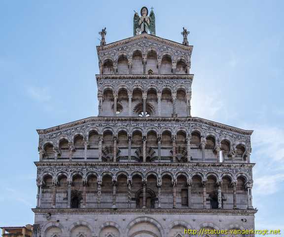 Lucca /  San Michele e 35 protomi di figure storiche