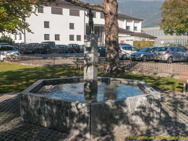 Balzers /  Dorfbrunnen mit Mars von Gutenberg
