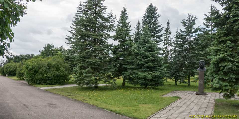 Akademija /  Rektorių atminimo alėja