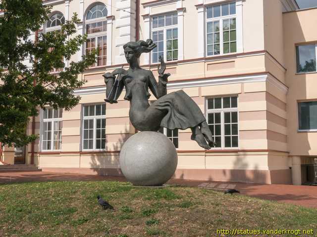 Šiauliai /  Muzika - Mergaitė su dūdelėmis