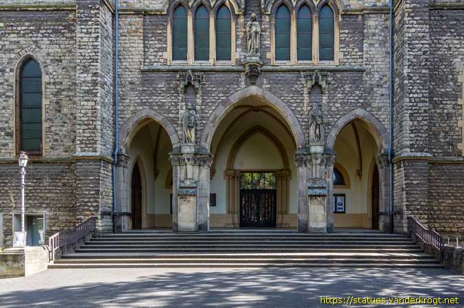 Dudelange /  Christ, St. Paul et St. Pierre