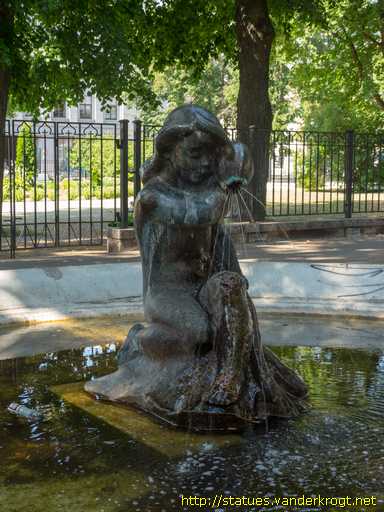 Daugavpils /  Strūklaka Meitene ar liliju