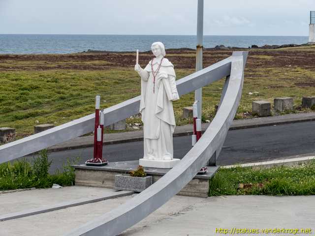 Rabo de Peixe /  Um santo ou um sacerdote em um barco