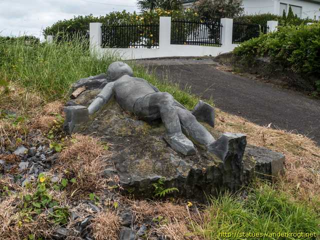 Ponta Garça /  Estátua inacabada de um menino deitado