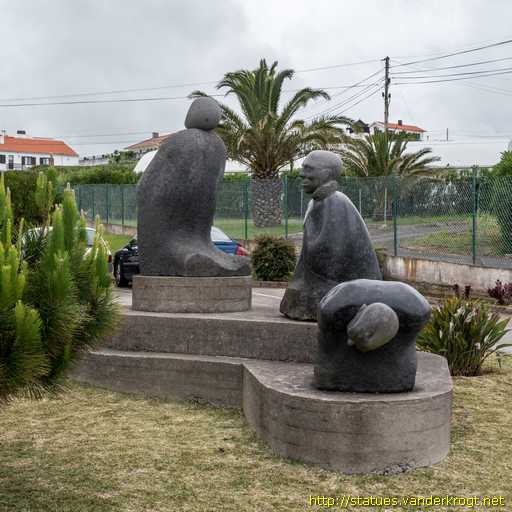 Vila do Porto /  Três figuras