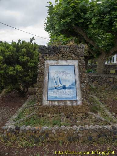 Porto Martins /  Monumento para os quatro Joãos etc.