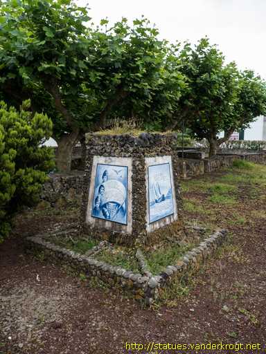 Porto Martins /  Monumento para os quatro Joãos etc.