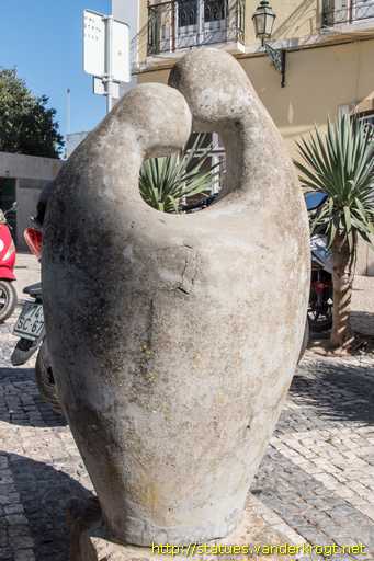 Lagos /  Escultura do Dia Internacional da Criança