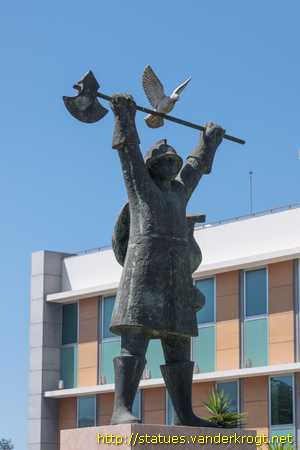 Sines /  Monumento ao Bombeiro