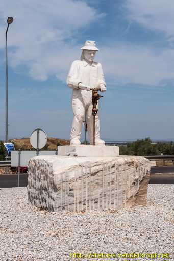 Borba /  Monumento ao Trabalhador das Pedreiras
