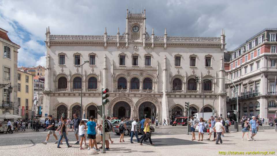 Lisboa /  Retratos na fachada da Estação do Rossio