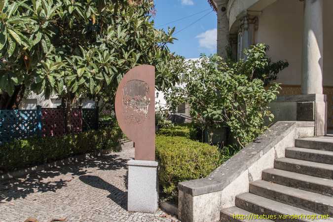 Lisboa /  João de Deus (retrato de aço corten)