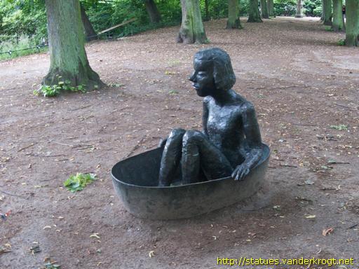 Halmstad /  Flicka i balja