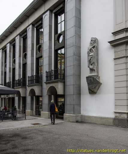 Maribor /  Kip na stavbi Slovenskega narodnega gledališča