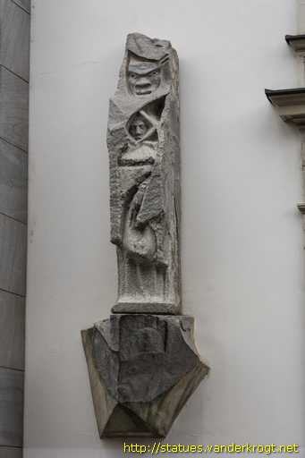 Maribor /  Kip na stavbi Slovenskega narodnega gledališča