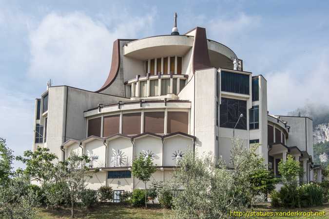 Borgo Maggiore /  Statue dei Santi al Santuario del Cuore Immacolato di Maria