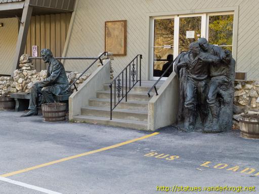 Keystone /  Statues outside Rushmore-Borglum Story