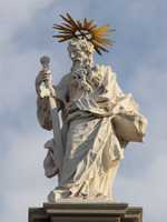 Wien - Fassadenstatuen an der Mariahilfer Kirche