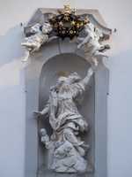 Wien - Fassadenstatuen an der Mariahilfer Kirche