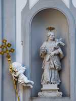 Wien - Fassadenstatuen an der Mariahilfer Kirche