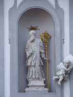 Wien - Fassadenstatuen an der Mariahilfer Kirche