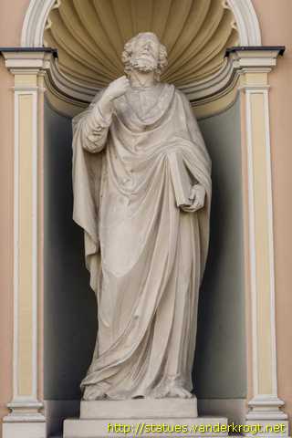 Klagenfurt - Fassadenmauer mit Statuen von Christus und vier Heiligen